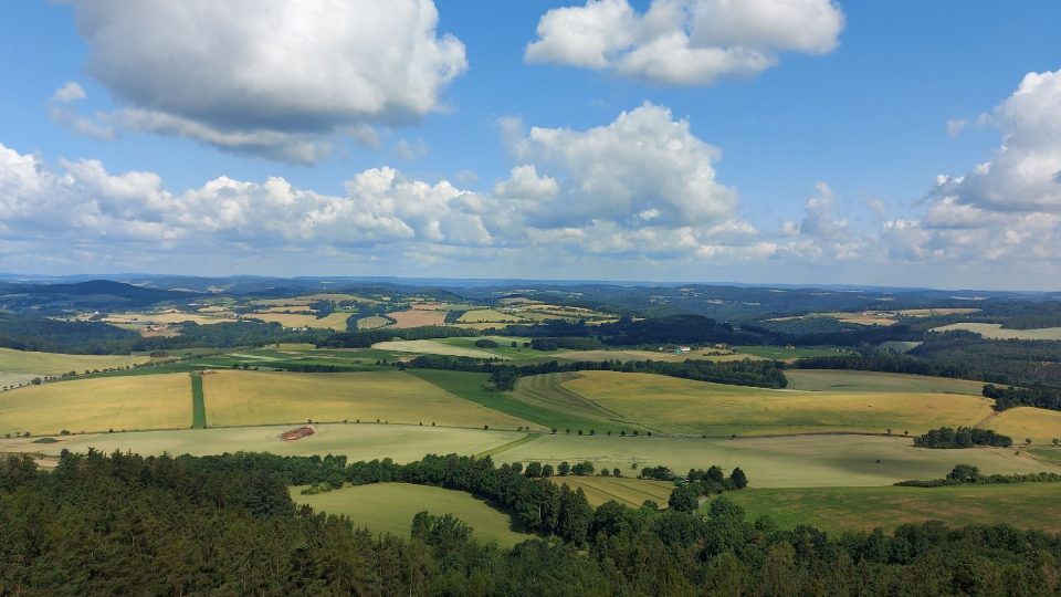 Pohled do mozaikovité krajiny