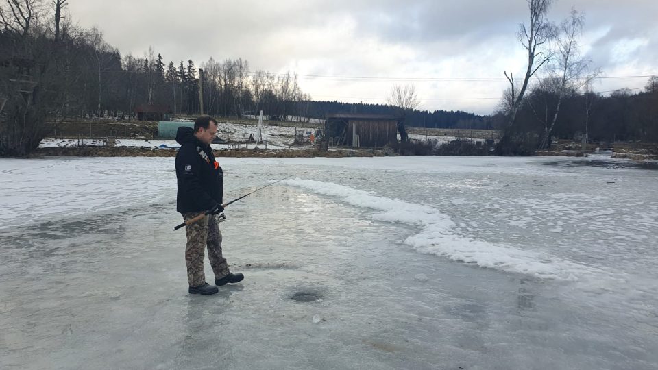 O chytání ryb z děr v ledu je v okolí Lipenské přehrady stále větší zájem