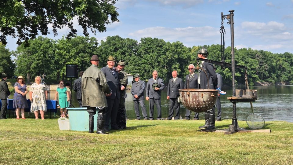 Pasování rybářů na břehu rybníka Rožmberk | foto: Eva Musterová Marvanová, Český rozhlas Pasování rybářů na břehu rybníka Rožmberk