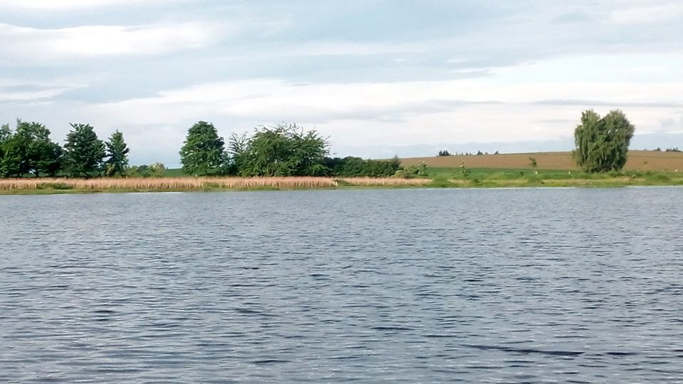 Hlibeňský rybník na Strakonicku. Po suché zimě klesla hladina vody, což zasahuje do hospodaření rybářů