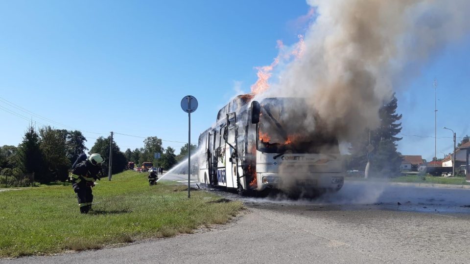 Požár autobusu u Ratibořic na Táborsku