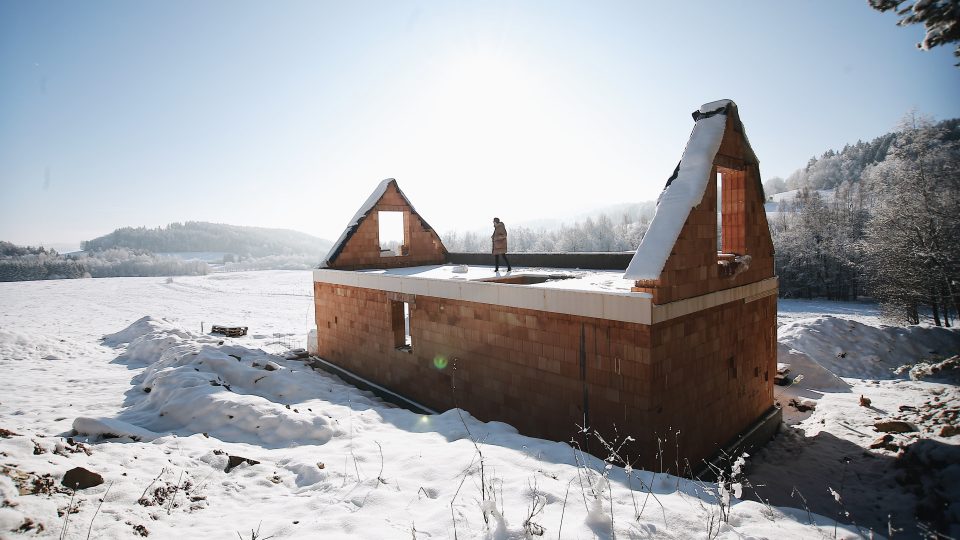 První soběstačný dům v Česku, který bude závislý jen na vlastních zdrojích, vzniká u Lipna nad Vltavou. Autorem projektu je Pavel Podruh (na snímku)
