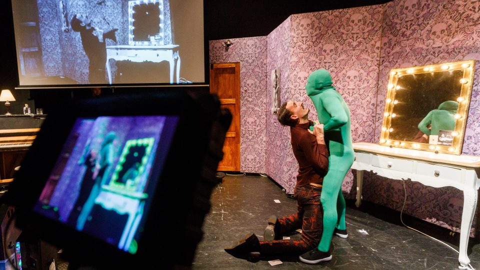 Malé divadlo v Českých Budějovicích uvádí novou hru pro teenagery s názvem Invisible Man. Příběh vypráví formou live-cinema