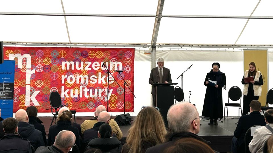 Slavnostního otevření Památníku holokaustu Romů a Sintů v Letech u Písku se zúčastnil i prezident Petr Pavel