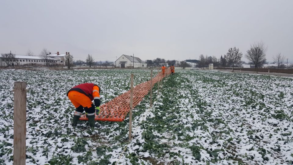 Silničáři na Jindřichohradecku instalují takzvané zásněžky, které brání tvorbě sněhových jazyků 