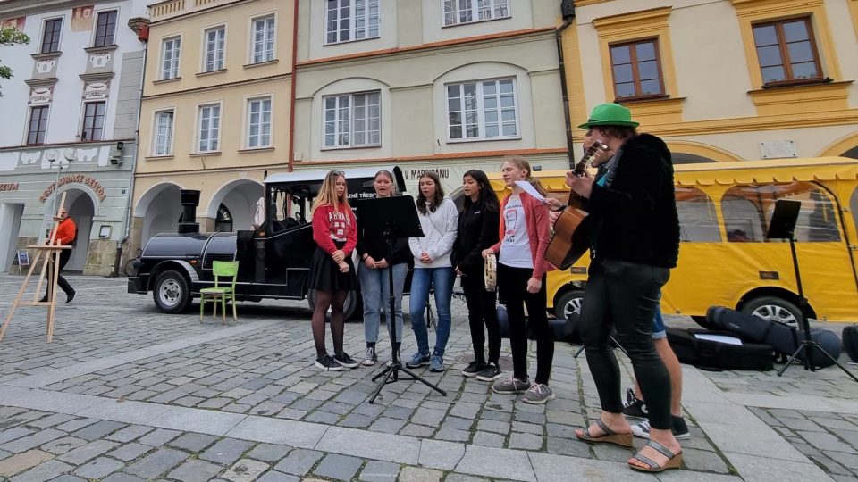 ZUŠ Open v Třeboni. Žáci základní umělecké školy bavili kolemjdoucí na několika místech ve městě