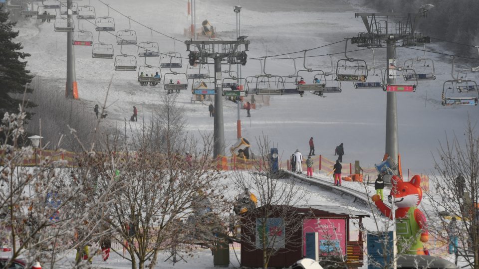 Mrazivé počasí v noci umožnilo provozovatelům střediska zapnout sněžná děla a připravit hlavní sjezdovky pro nedočkavé návštěvníky