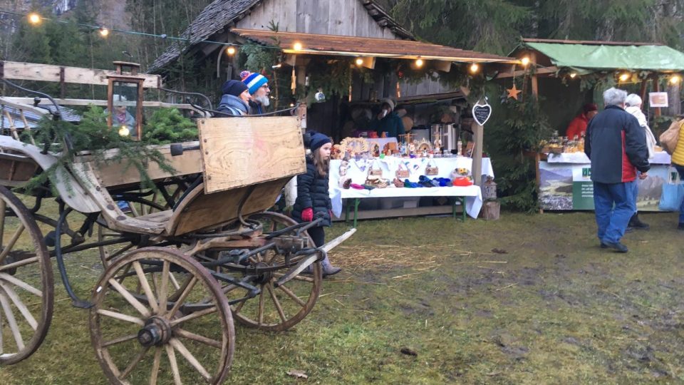 Adventní trh v rakouském Gosau se drží stoleté tradice. Vrací se ke starým vánočním receptům a zvykům i původním řemeslům