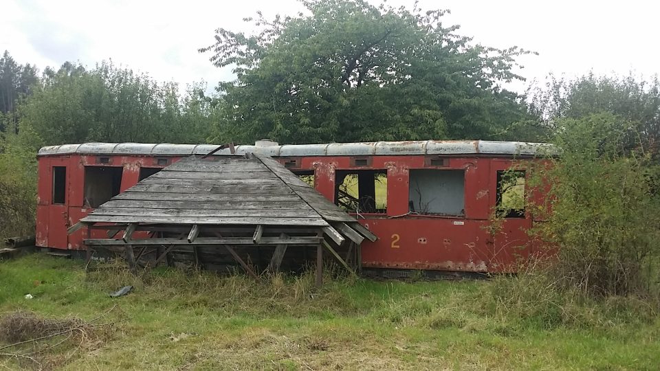 Opuštěný vagon u Vlachova Březí je jedním z objektů zájmu železničářského nadšence Petra Záhorského