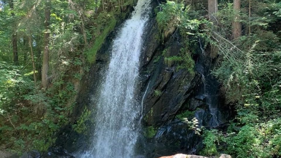 Známý vodopád v Terčině údolí u Nových Hradů byl náměten účastníků výtvarných kurzů