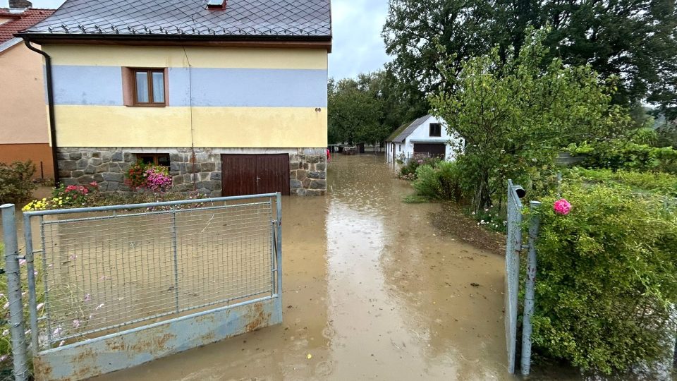 Řeka Malše zaplavila střed obce Plav na Českobudějovicku