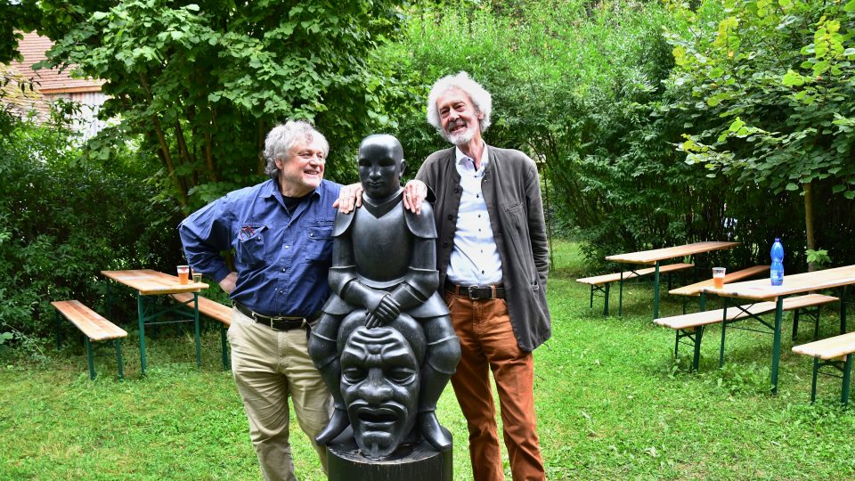 Vernisáž výstavy obrazů a menších soch Jaroslava Róny (vlevo) v rakouské vesnici Fratres byla součástí Slavonice Festu