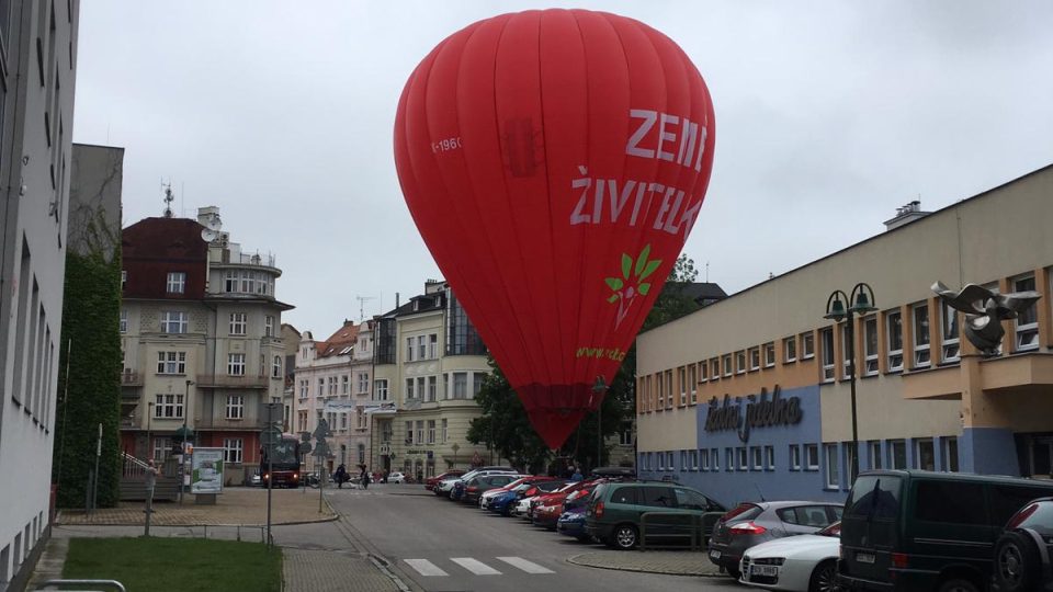 V centru Českých Budějovic nouzově přistál balón