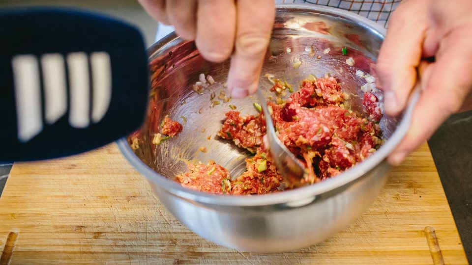 Všechny ingredience na tatarák promícháme