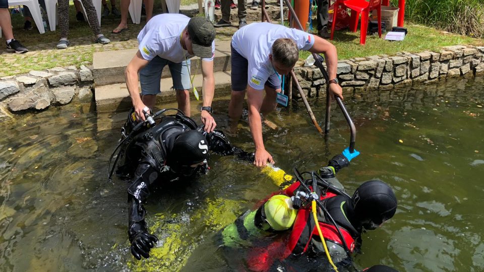 Po deseti dnech strávených pod vodou v zatopeném lomu u Slověnic na vynoření potápěčů čekal celý tým