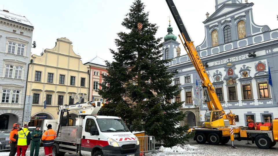 Odvoz vánočního stromu z náměstí v Českých Budějovicích