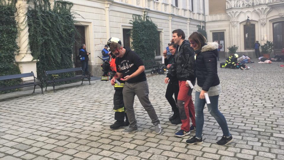Hasiči, policisté a zdravotní záchranáři nacvičovali zásah po simulovaném výbuchu na zámku Hluboká