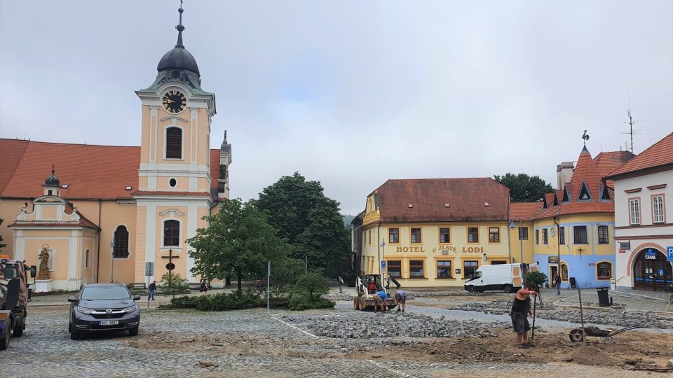 Týnem nad Vltavou prošla blesková povodeň. Voda vytrhala dlažební kostky na náměstí