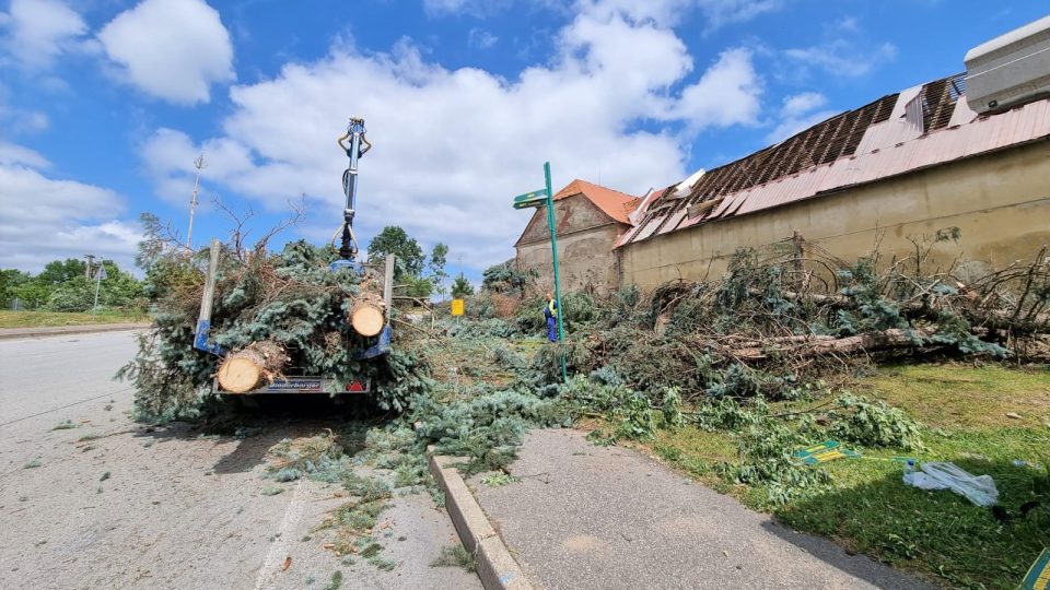 Následky bouřky v Dřítni na Českobudějovicku. Vítr odnesl plechy z neopravené části zámku a vyvrátil asi padesát stromů
