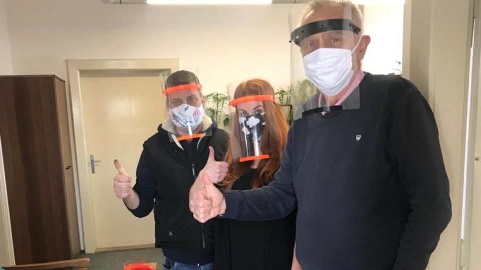 Dobrovolníci z Jindřichova Hradce tisknou na 3D tiskárnách štíty, které ochrání zdravotníky i sociální pracovníky před nákazou koronavirem