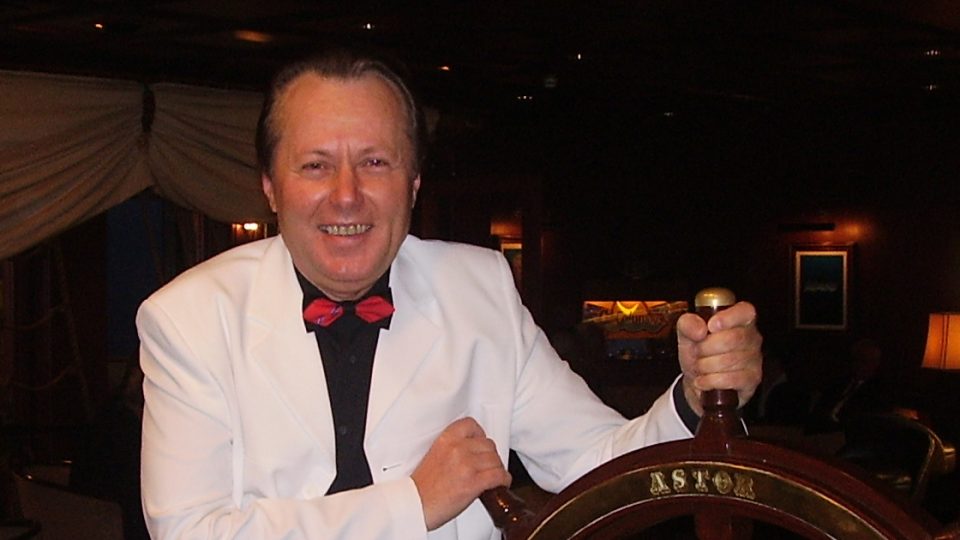 Jiří Hromádka u kormidla zaoceánské lodi v roce 2008