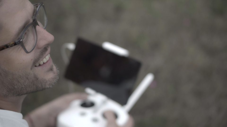 Ondřej Pumpr řídí dron při natáčení