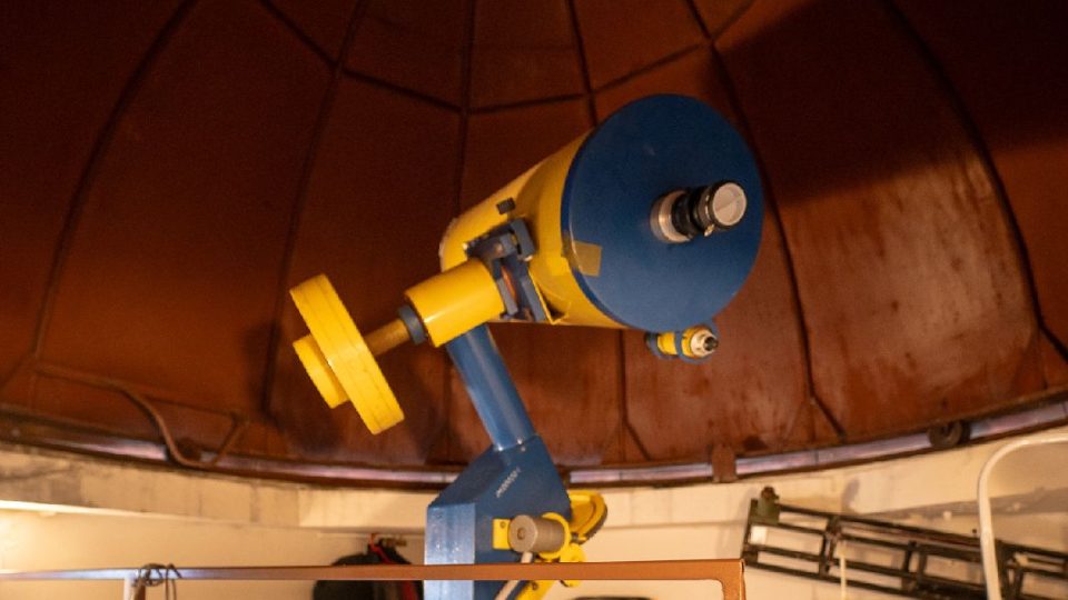 Někteří výrobci dalekohledů se je snažili ozvláštnit různými barevnými kombinacemi