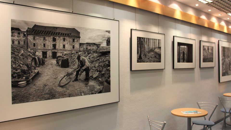 Výstava fotografií z natáčení filmu Nabarvené ptáče v galerii Českého rozhlasu České Budějovice