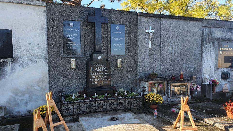 Studenti českobudějovického gymnázia Česká adoptovali a obnovili hrob zakladate školy