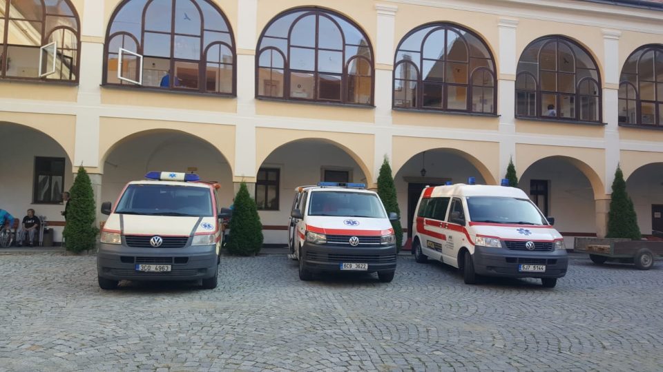 Klienty domova převážely z Budíškovic do Dačic sanitní vozy