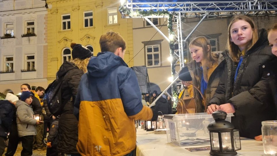 Rozdávání Betlémského světla v Jindřichově Hradci