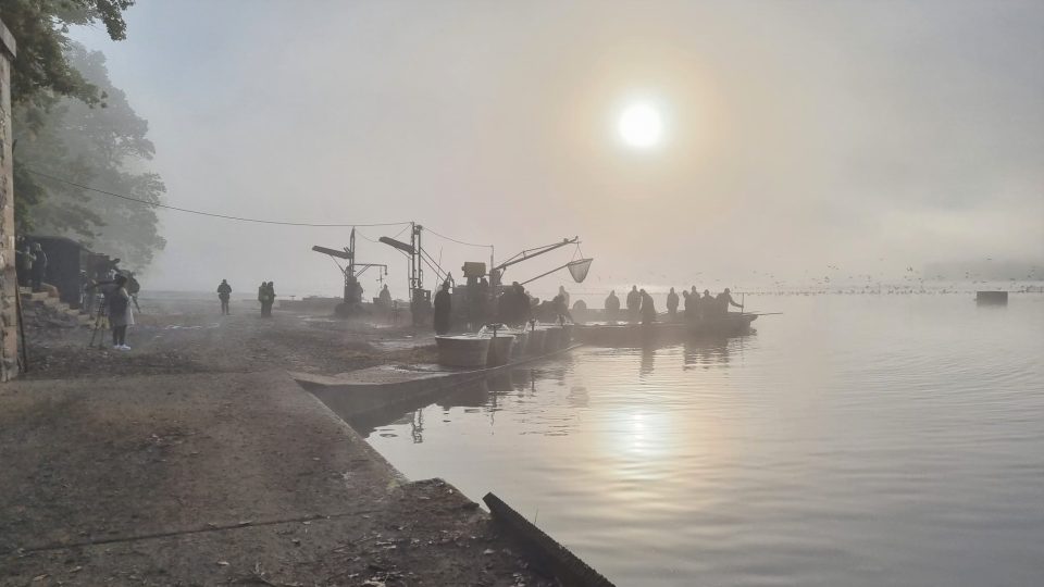 Zatímco v předchozích letech sledovaly práci rybářů z hráze Rožmberka stovky až tisíce lidí, tentokrát na břehu stáli jen jednotlivci.