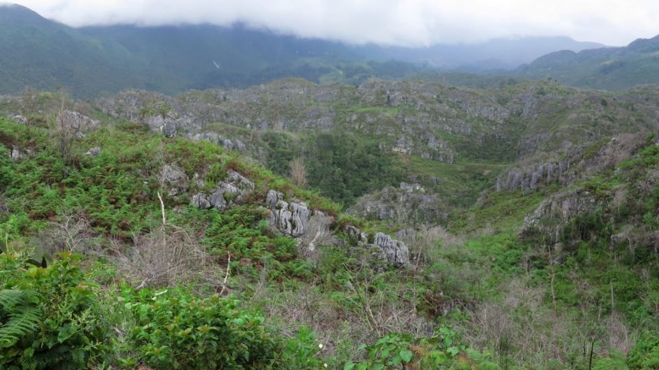 Panorama horského hřebene po cestě do vesnice Palimoro na Nové Guineji
