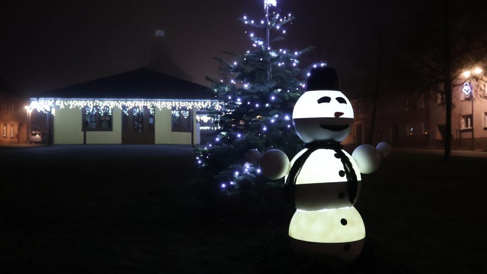 Recyklovaný sněhulák v Černošíně