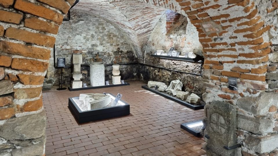 Výstava Historie vytesaná do kamene v Muzeu Jindřichohradecka představuje kamenné artefakty, které zachycují dějiny regionu