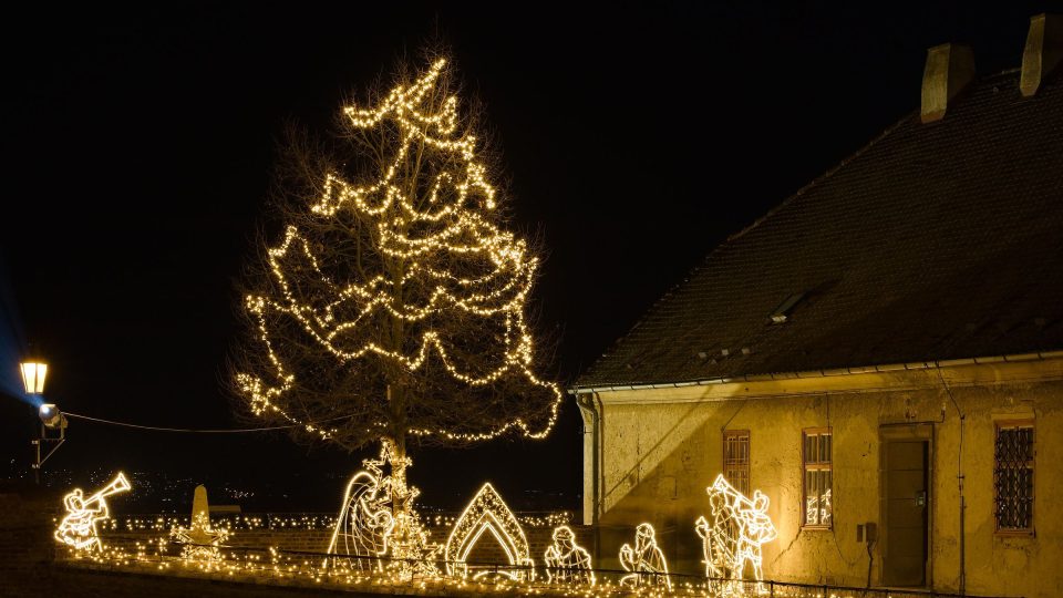 Severovýchodní terasu zdobí Svatá trojice i připomínka 100. výročí Vánočního stromu republiky