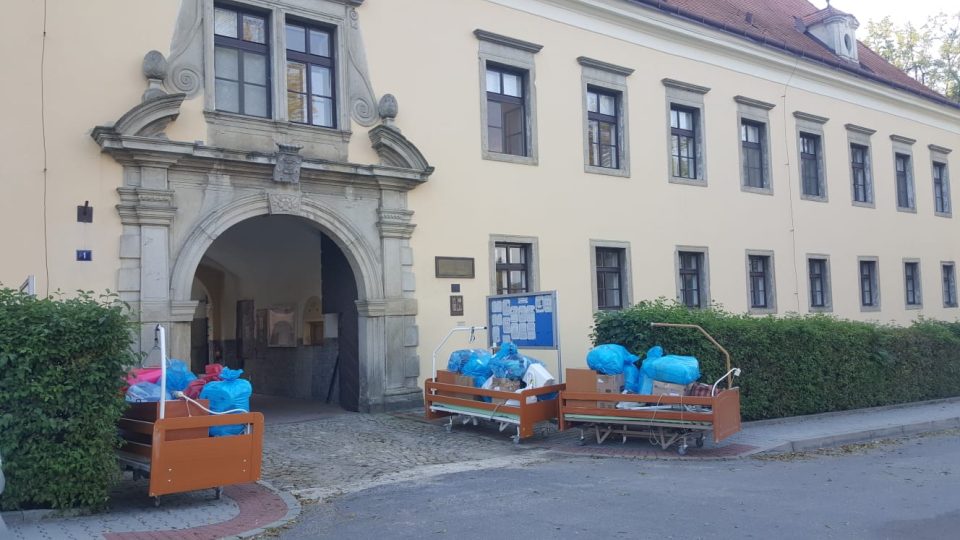 Senioři opustili domov v bývalém zámku v Budíškovicích a přestěhovali se za větším komfortem do Dačic