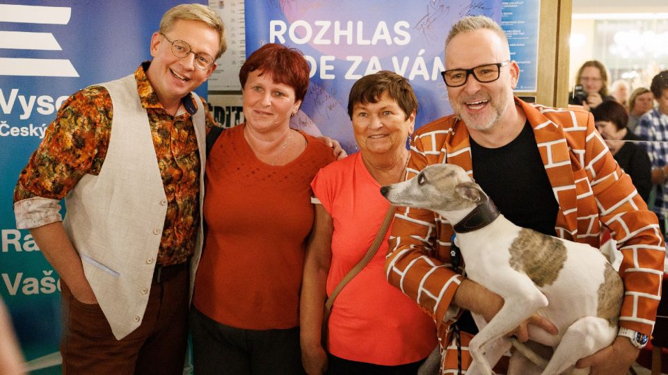 Focení s fanoušky: vlevo Aleš Cibulka, vpravo Michal Jagelka a jejich pes vipet Tobiáš