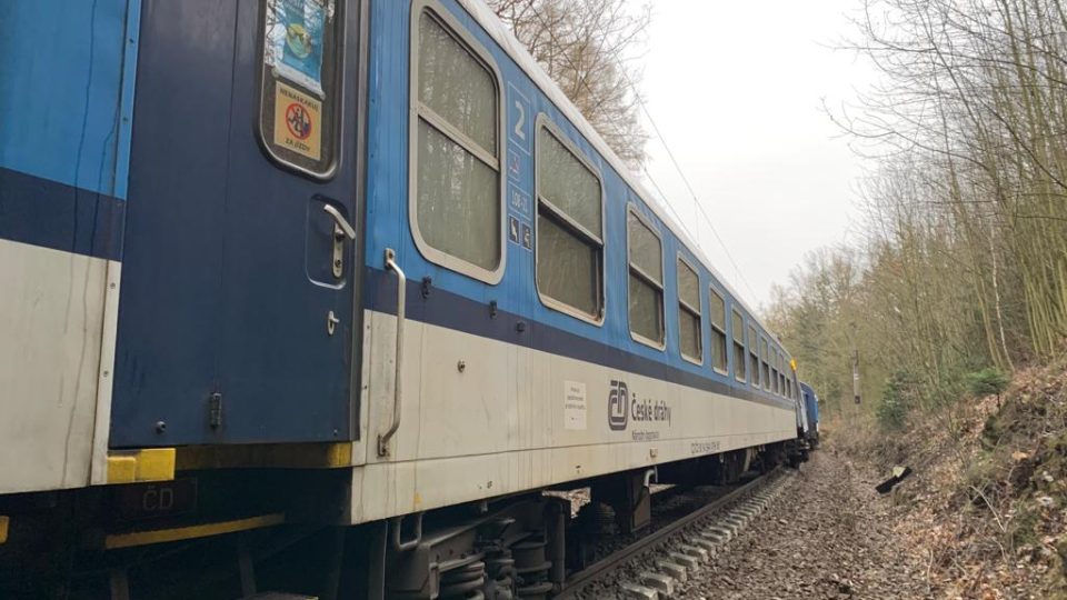 Inspektoři Správy železnic a drážní inspekce vyšetřují příčiny nehody rychlíku nedaleko stanice Hluboká nad Vltavou-Zámostí