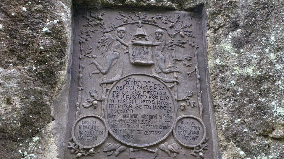 Pamětní deska bratří Eduarda a Františka Bienertových, vlastivědných nadšenců z nedalekého Šluknova | foto: Stanislava Brádlová, Český rozhlas Pamětní deska bratří Eduarda a Františka Bienertových, vlastivědných nadšenců z nedalekého Šluknova