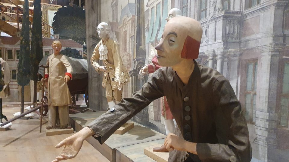 Restaurátoři obnovili vzácné figuríny na zámku v Českém Krumlově. Navíc je oblékli do původních kostýmů z 18. století