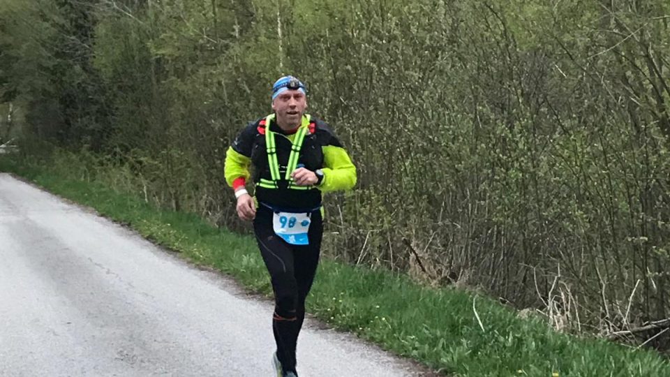 Extrémního závodu Vltava Run, při němž běžci musí zdolat 360 kilometrů, se účastní tým Českého rozhlasu České Budějovice