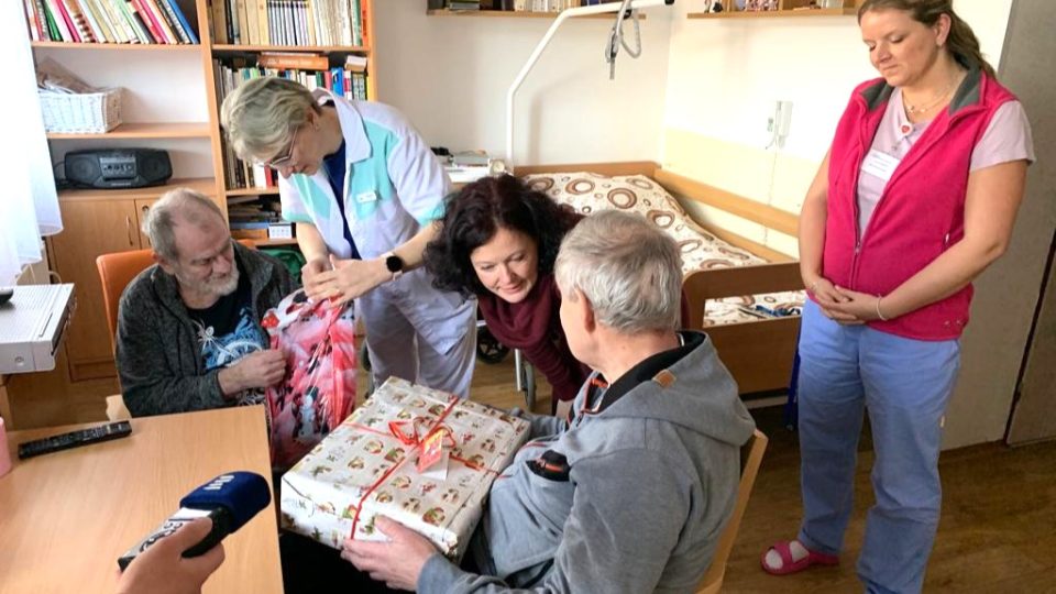 Dva klienti Domova Libníč u Českých Budějovic dostali od Ježíškových vnoučat výtvarné potřeby