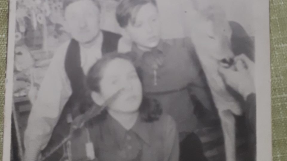 Fotografie z dětství Oldřicha Tripese se srnkou Kájou