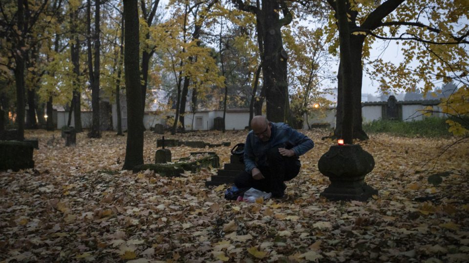 Obyvatelé Českých Budějovic zapálili v předvečer Památky zesnulých svíčky na zaniklém Staroměstském hřbitově