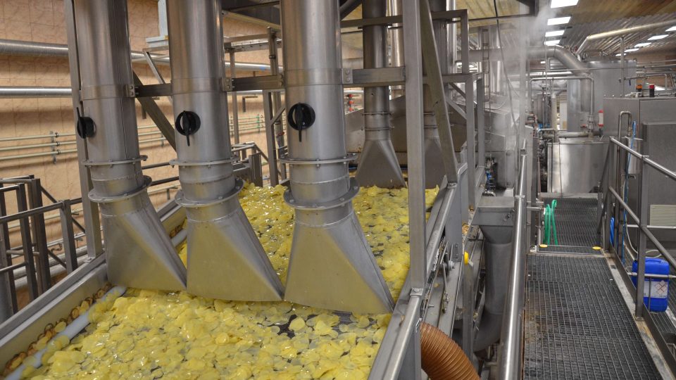 Výroba bramborových lupínků v největší české fabrice v obci Choustník