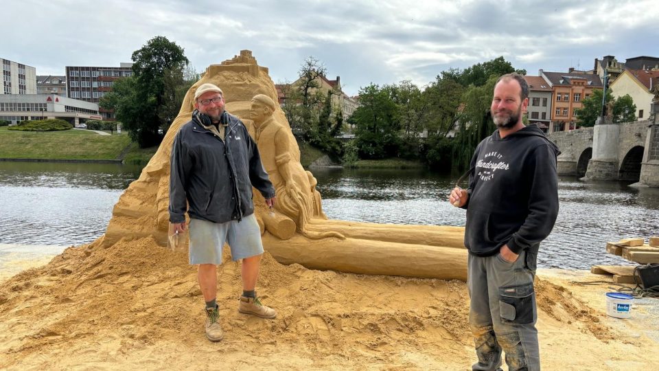 Obří sochy z Písku na náplavce v Písku vytvořili Josef Faltus a Marian Maršálek. Letošním tématem je voroplavba