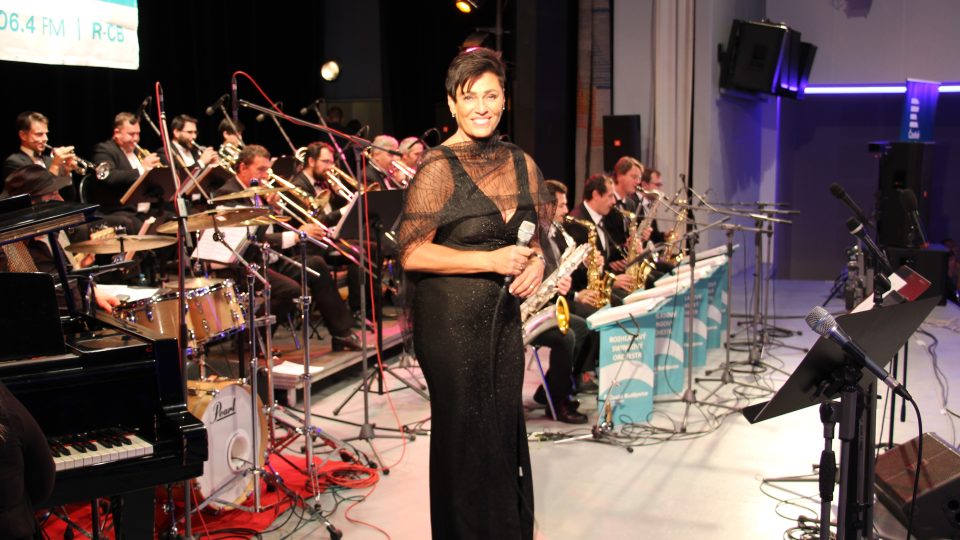 Rozhlasová tančírna v českobudějovickém Metropolu, s Rozhlasovým swingovým orchestrem zazpívala jako host Eva Emingerová