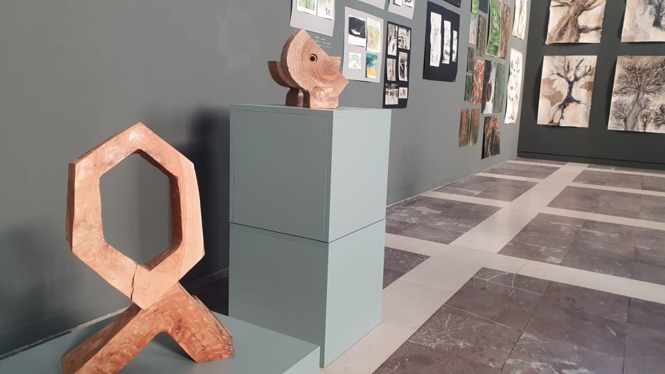 Práce studentů Ateliéru Alšovka, které vznikaly během lockdownu, vystavuje Alšova jihočeská galerie v zámecké jízdárně v Hluboké nad Vltavou