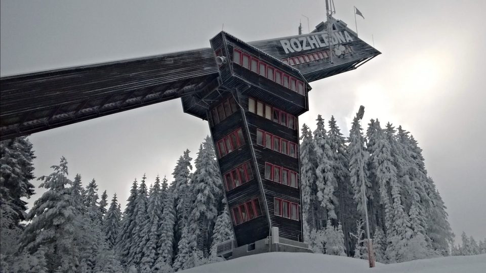 Rozhledna v lyžařském areálu Zadov na Šumavě vznikla z bývalého skokanského můstku